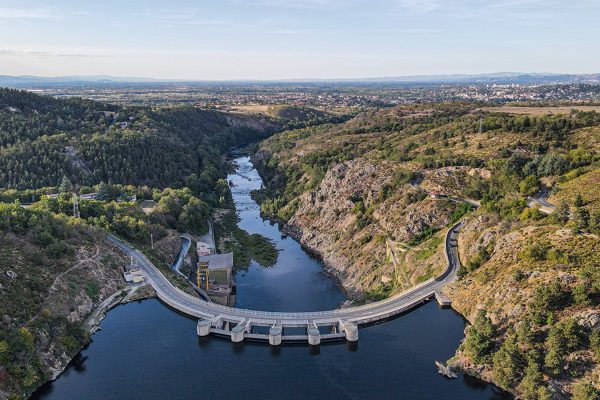 Staudamm-Wasserkraftwerk-of-Grantent
